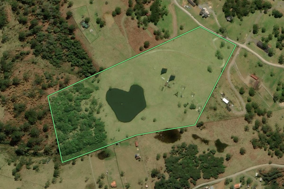 Imagem de satélite do imóvel rural em Urubici (SC), com o contorno declarado no CAR desenhado por cima.
