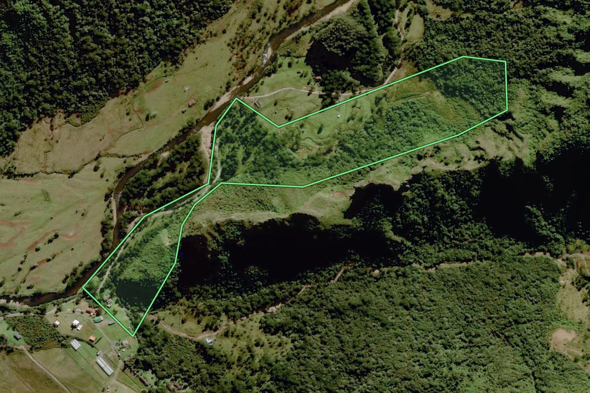 Imagem de satélite do imóvel rural em Urubici (SC), com o contorno declarado no CAR desenhado por cima.