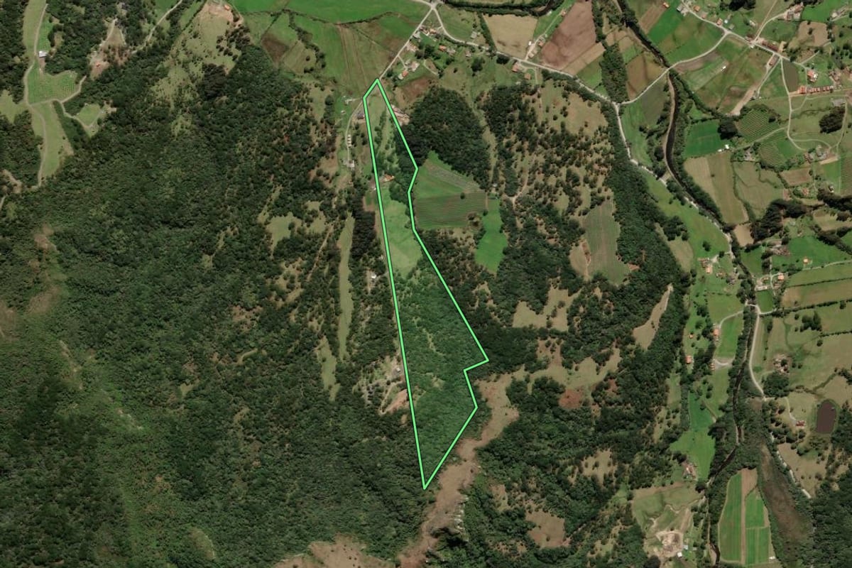 Imagem de satélite do imóvel rural em Urubici (SC), com o contorno declarado no CAR desenhado por cima.