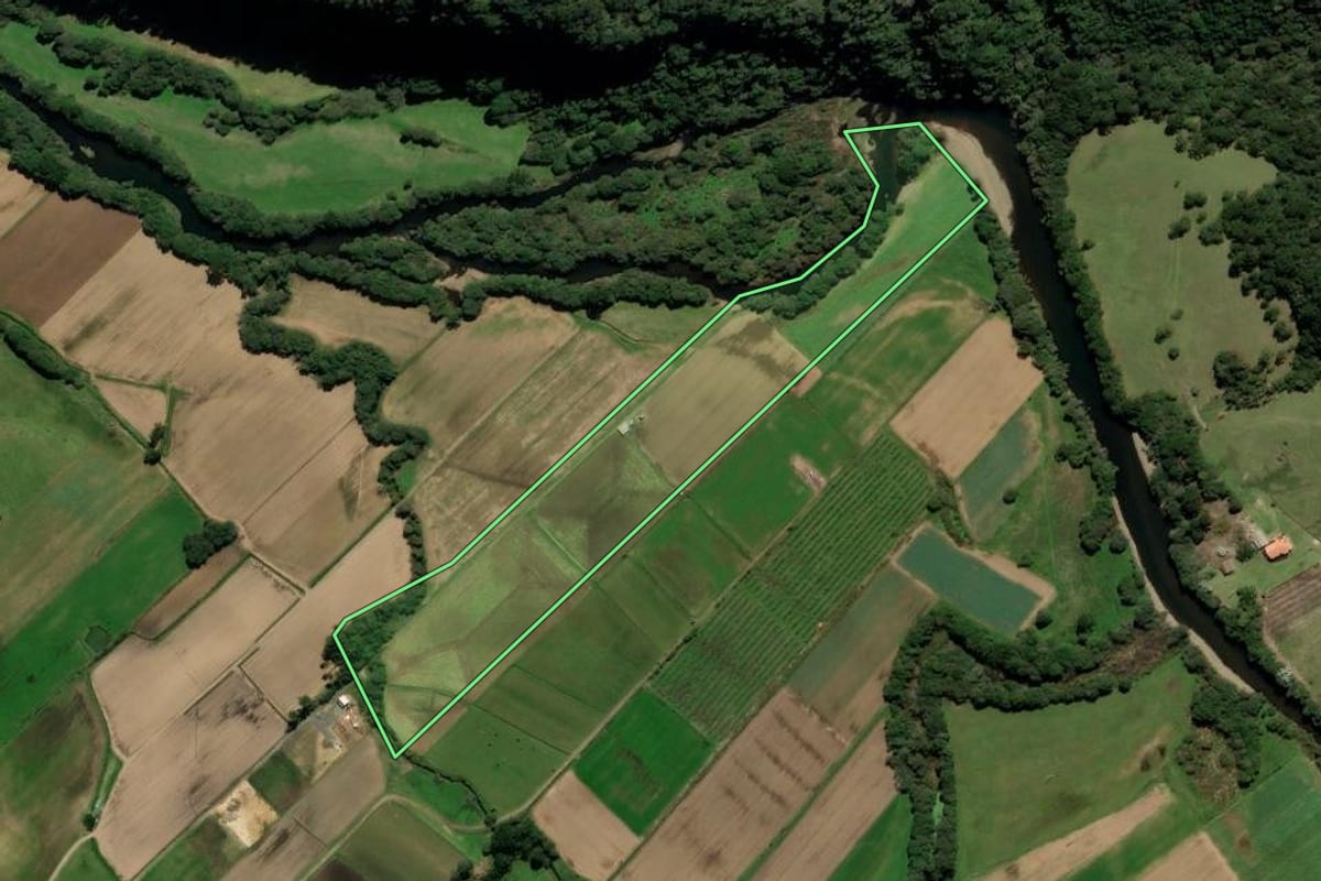 Imagem de satélite do imóvel rural em Urubici (SC), com o contorno declarado no CAR desenhado por cima.