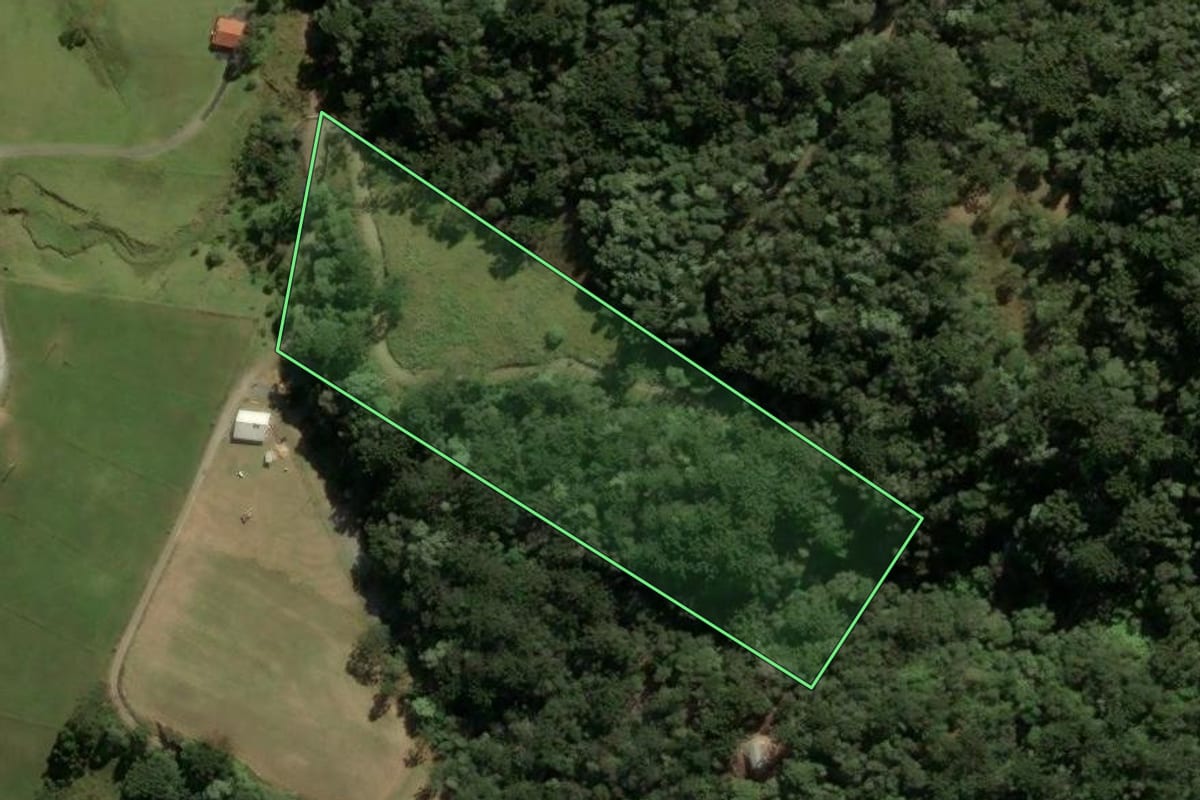 Imagem de satélite do imóvel rural em Urubici (SC), com o contorno declarado no CAR desenhado por cima.