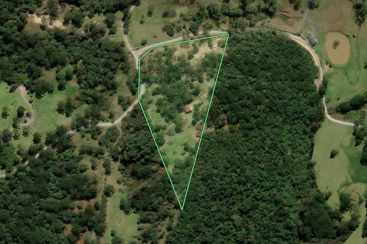 Imagem de satélite do imóvel rural em Urubici (SC), com o contorno declarado no CAR desenhado por cima.