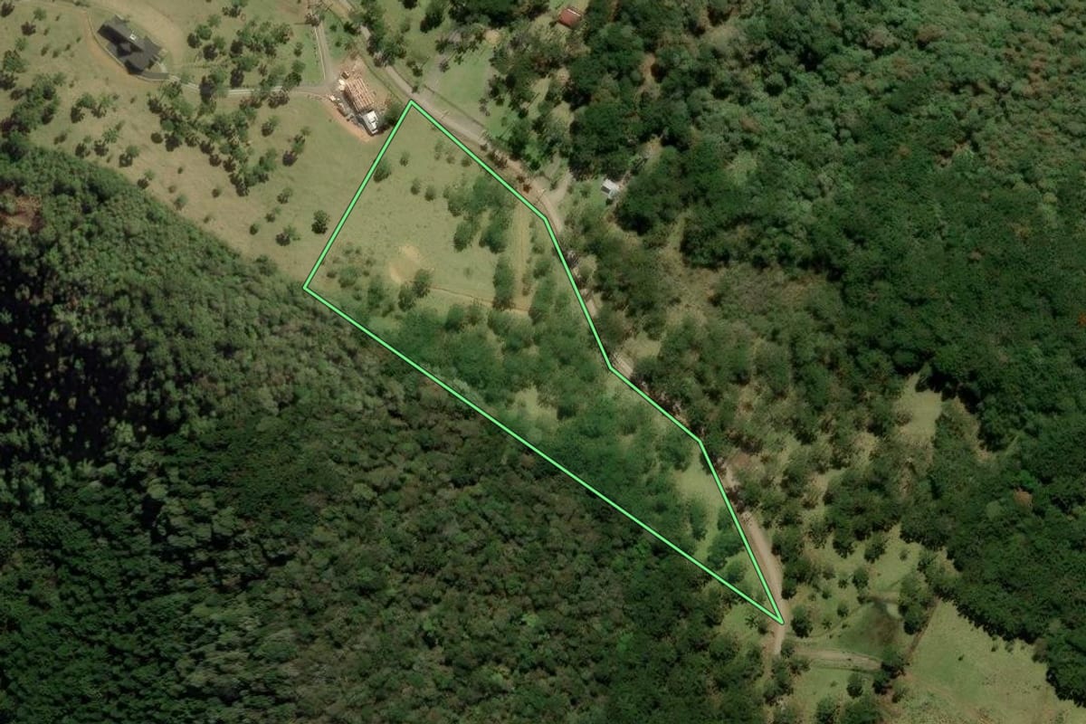 Imagem de satélite do imóvel rural em Urubici (SC), com o contorno declarado no CAR desenhado por cima.