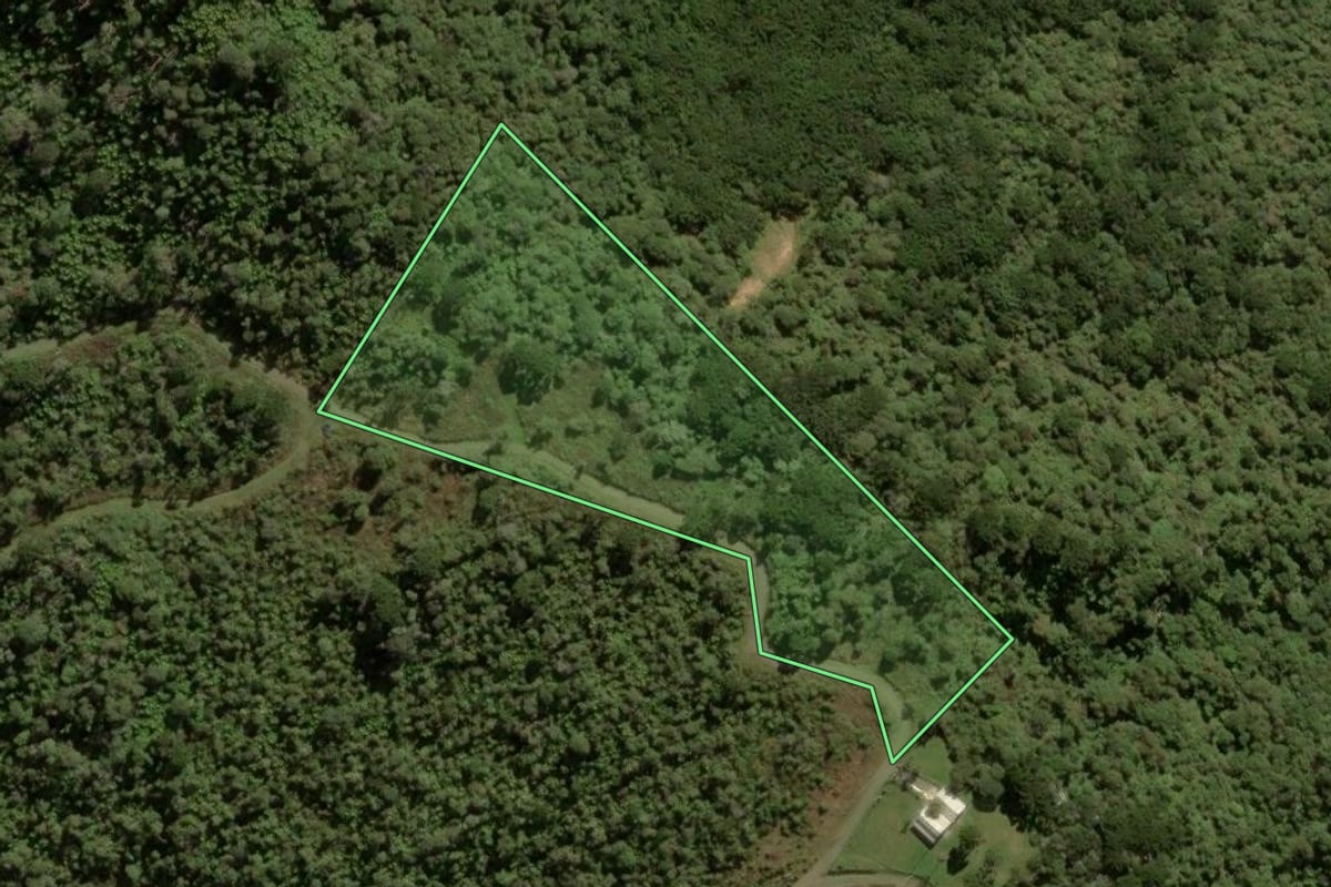 Imagem de satélite do imóvel rural em Urubici (SC), com o contorno declarado no CAR desenhado por cima.