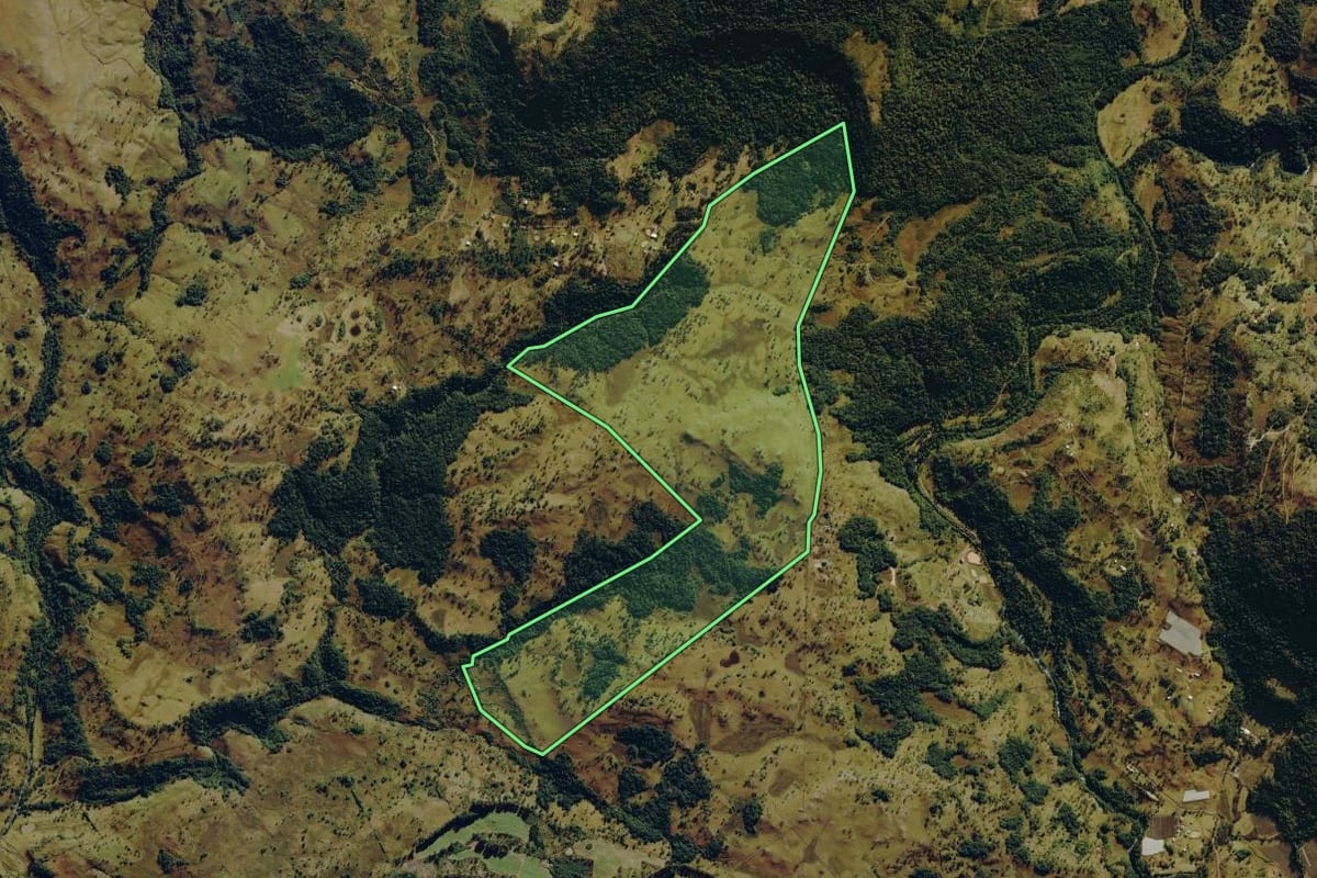 Imagem de satélite do imóvel rural em Urubici (SC), com o contorno declarado no CAR desenhado por cima.