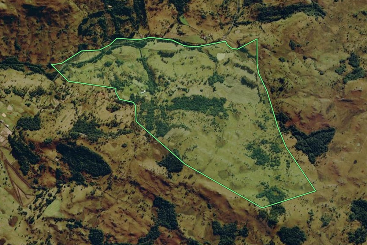 Imagem de satélite do imóvel rural em Urubici (SC), com o contorno declarado no CAR desenhado por cima.