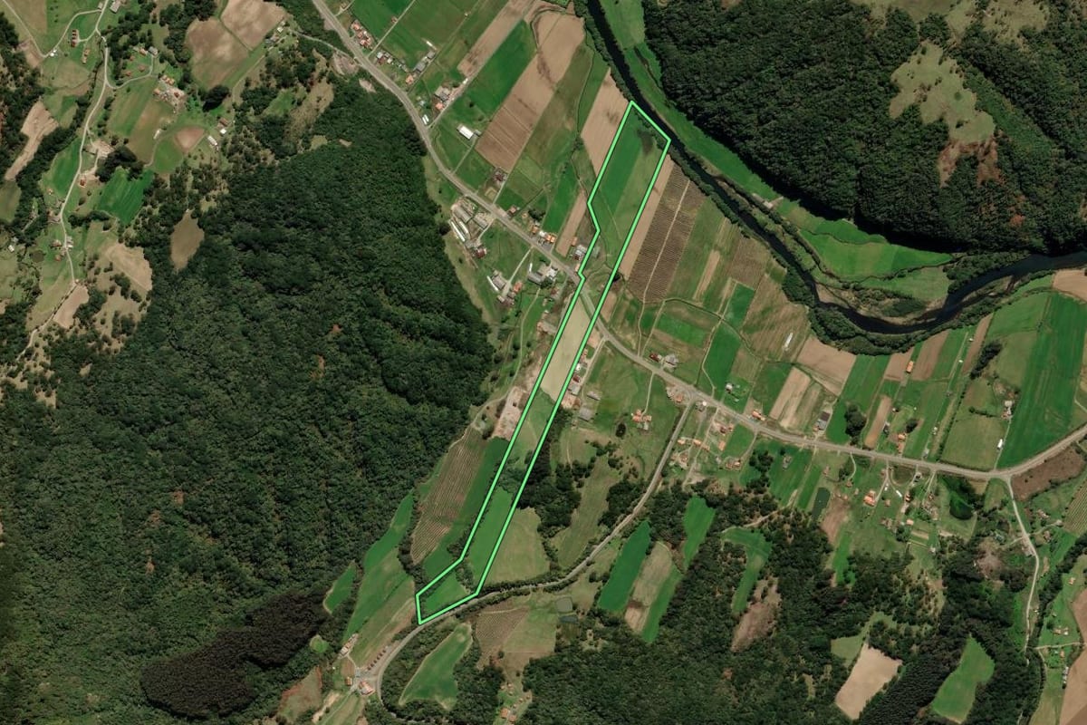Imagem de satélite do imóvel rural em Urubici (SC), com o contorno declarado no CAR desenhado por cima.
