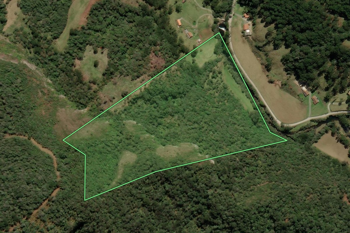 Imagem de satélite do imóvel rural em Urubici (SC), com o contorno declarado no CAR desenhado por cima.