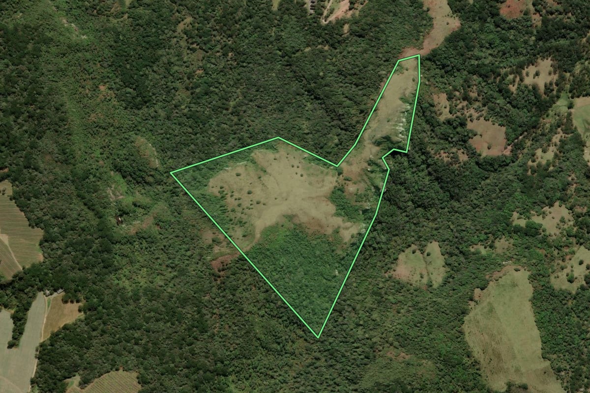 Imagem de satélite do imóvel rural em Urubici (SC), com o contorno declarado no CAR desenhado por cima.