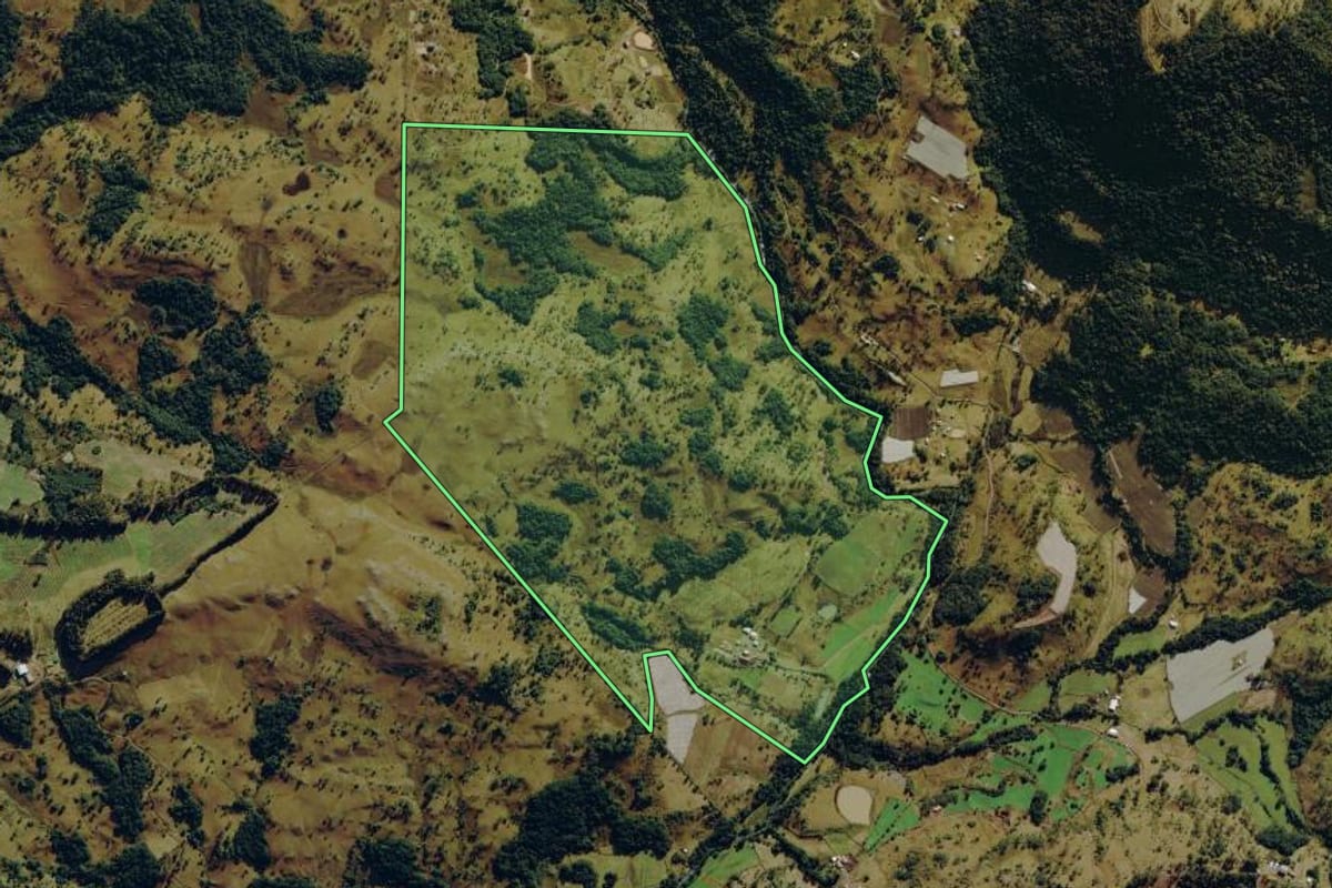 Imagem de satélite do imóvel rural em Urubici (SC), com o contorno declarado no CAR desenhado por cima.