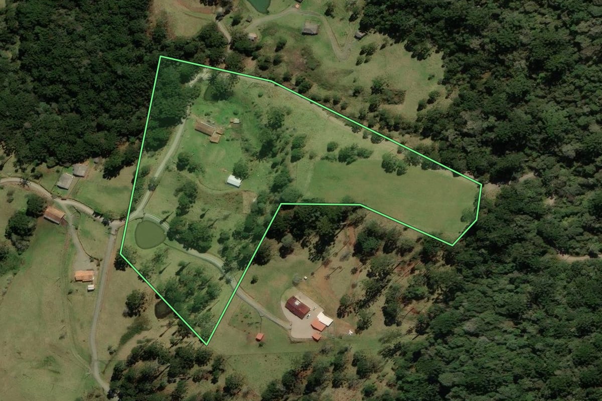 Imagem de satélite do imóvel rural em Urubici (SC), com o contorno declarado no CAR desenhado por cima.