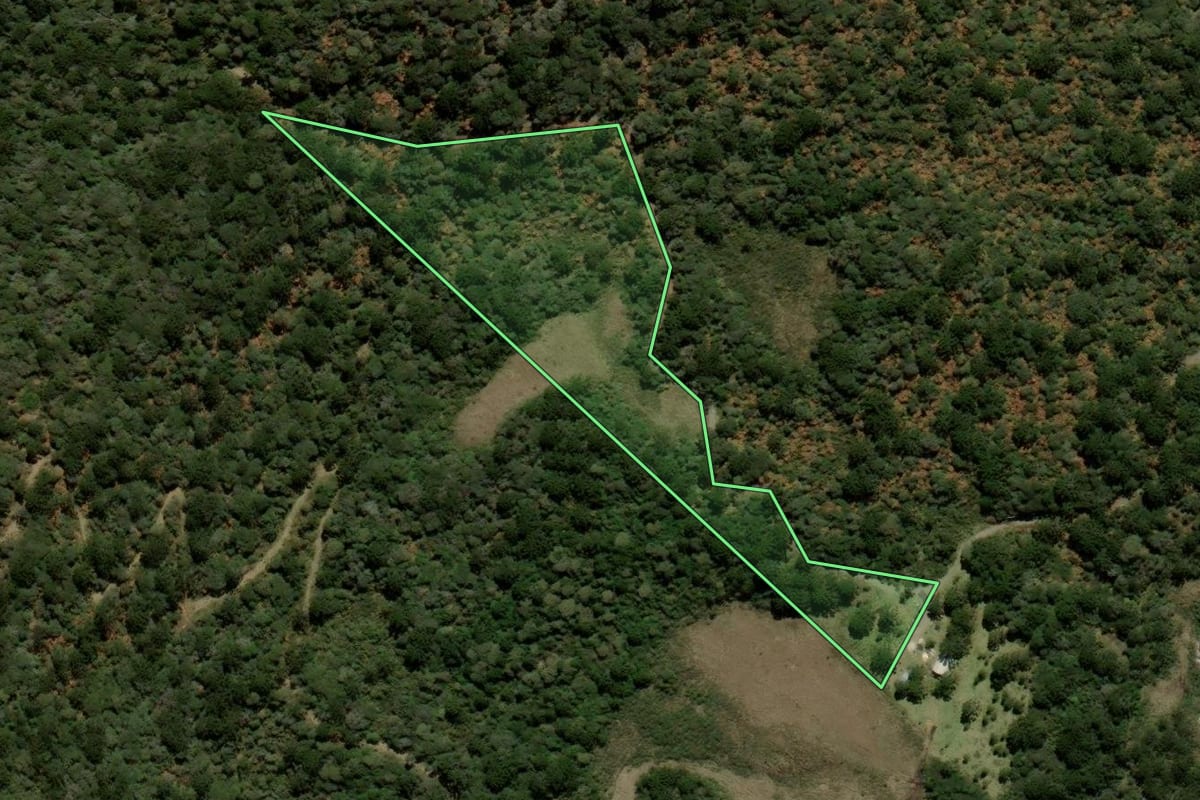 Imagem de satélite do imóvel rural em Urubici (SC), com o contorno declarado no CAR desenhado por cima.