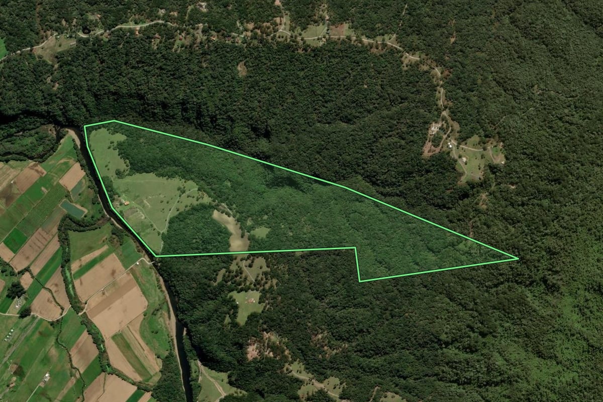 Imagem de satélite do imóvel rural em Urubici (SC), com o contorno declarado no CAR desenhado por cima.