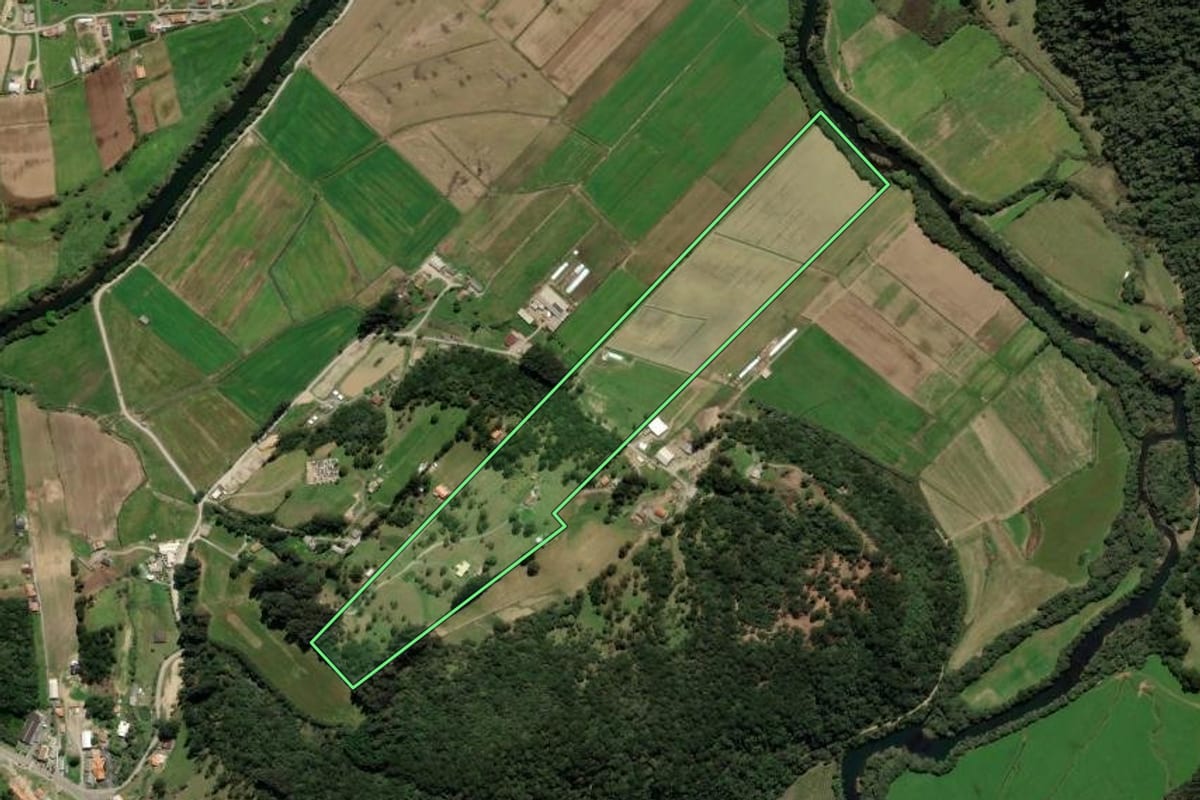 Imagem de satélite do imóvel rural em Urubici (SC), com o contorno declarado no CAR desenhado por cima.