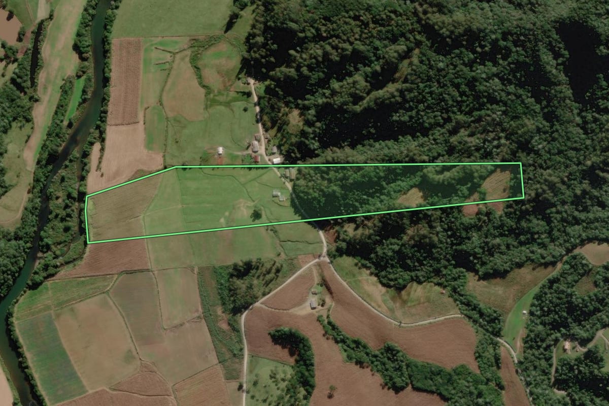 Imagem de satélite do imóvel rural em Urubici (SC), com o contorno declarado no CAR desenhado por cima.