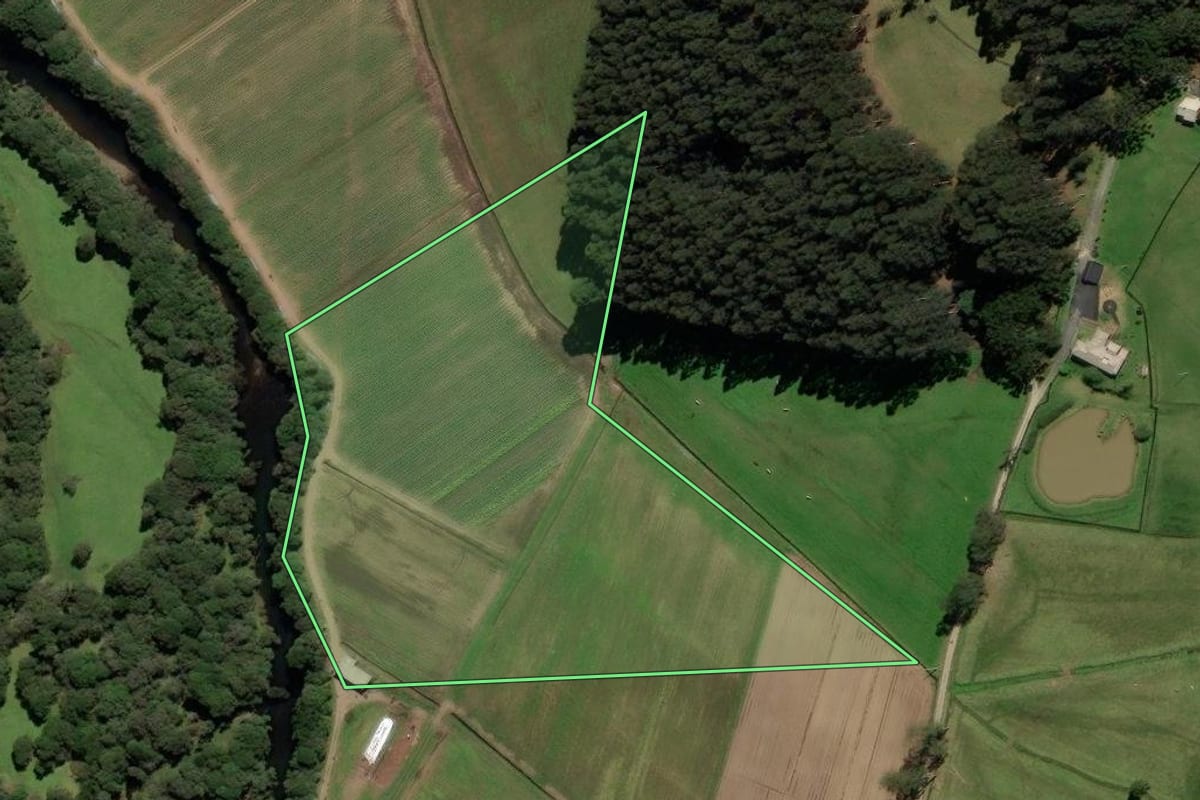 Imagem de satélite do imóvel rural em Urubici (SC), com o contorno declarado no CAR desenhado por cima.