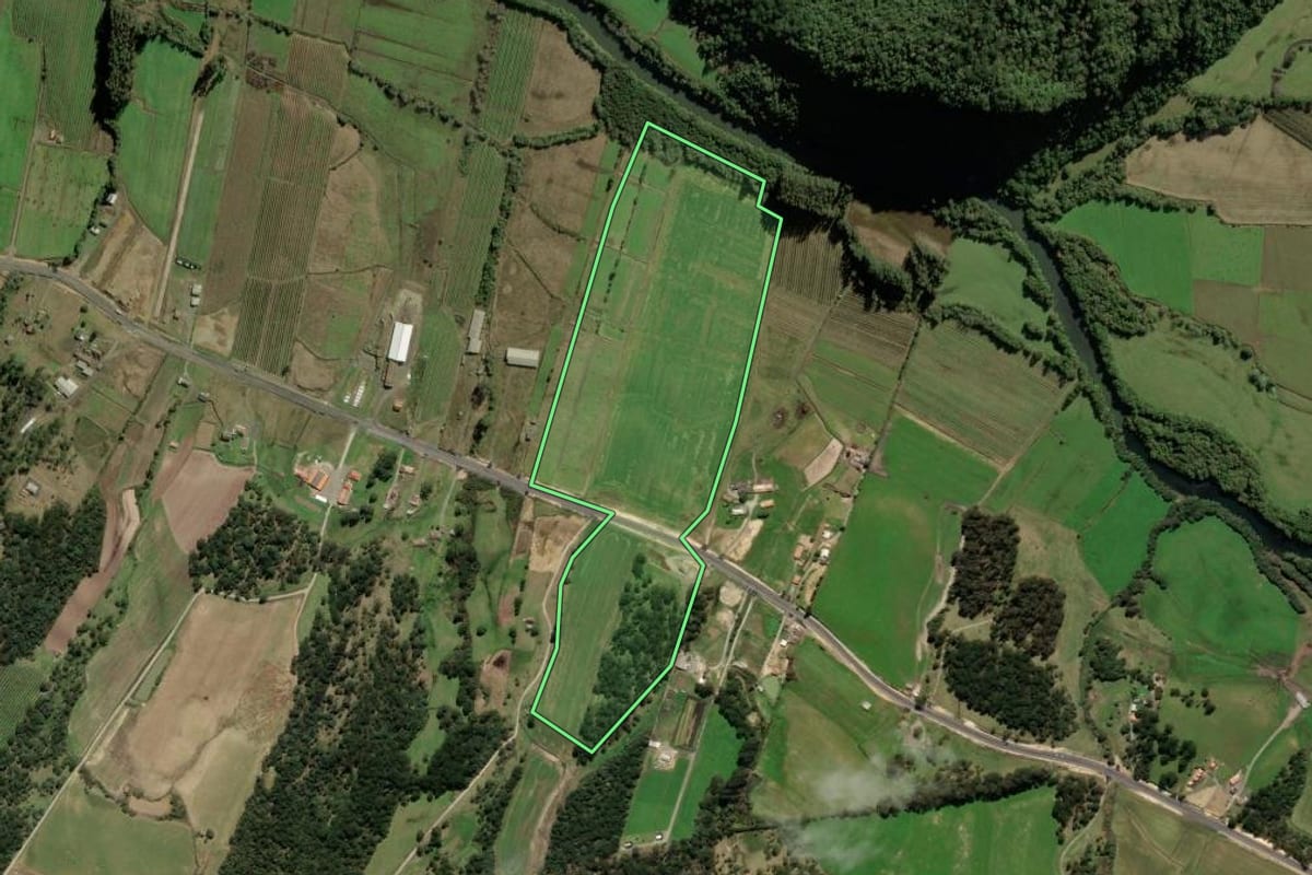 Imagem de satélite do imóvel rural em Urubici (SC), com o contorno declarado no CAR desenhado por cima.