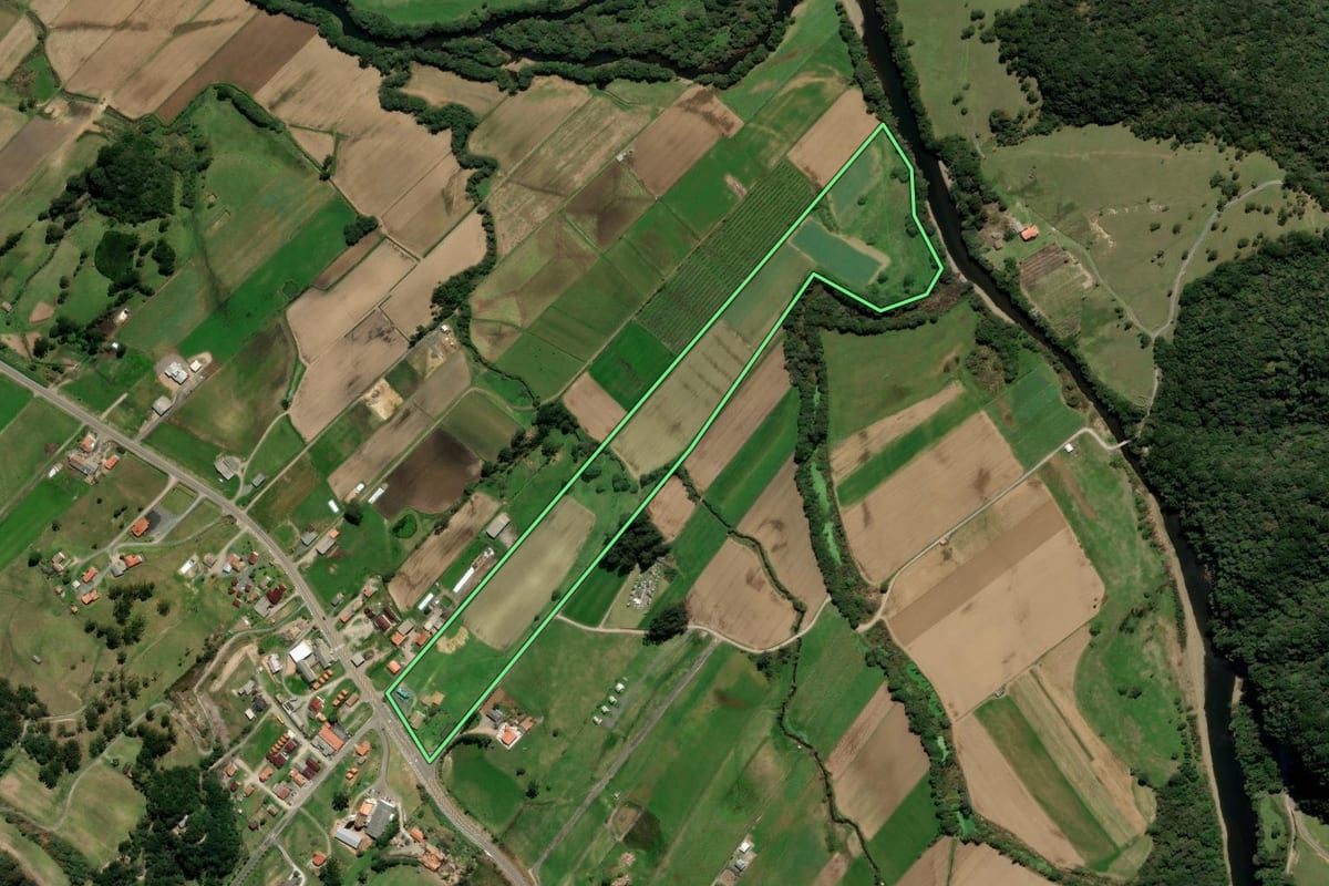 Imagem de satélite do imóvel rural em Urubici (SC), com o contorno declarado no CAR desenhado por cima.