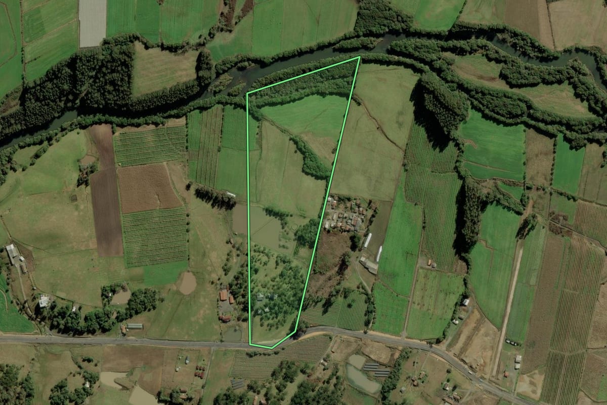 Imagem de satélite do imóvel rural em Urubici (SC), com o contorno declarado no CAR desenhado por cima.