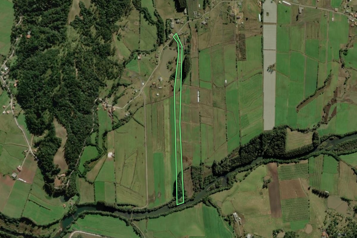 Imagem de satélite do imóvel rural em Urubici (SC), com o contorno declarado no CAR desenhado por cima.