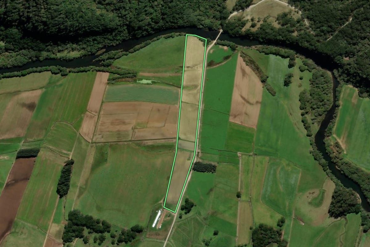 Imagem de satélite do imóvel rural em Urubici (SC), com o contorno declarado no CAR desenhado por cima.