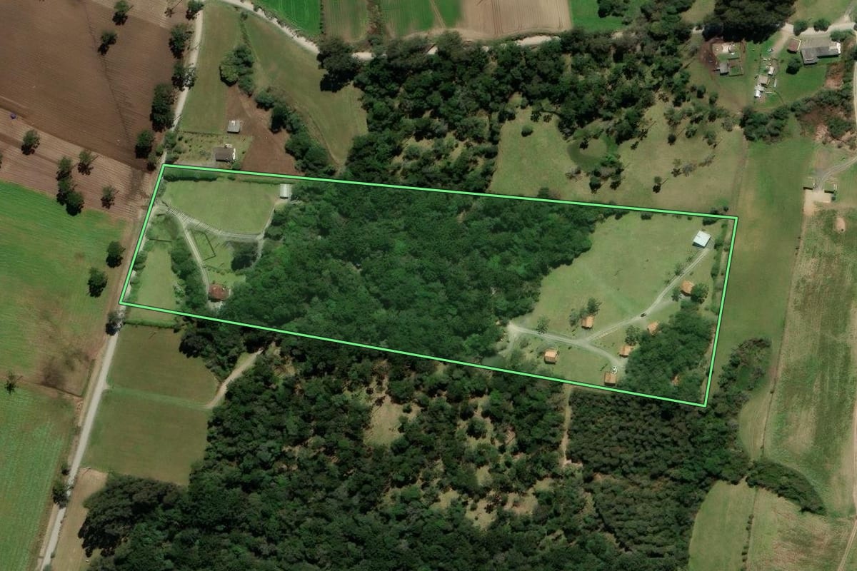 Imagem de satélite do imóvel rural em Urubici (SC), com o contorno declarado no CAR desenhado por cima.