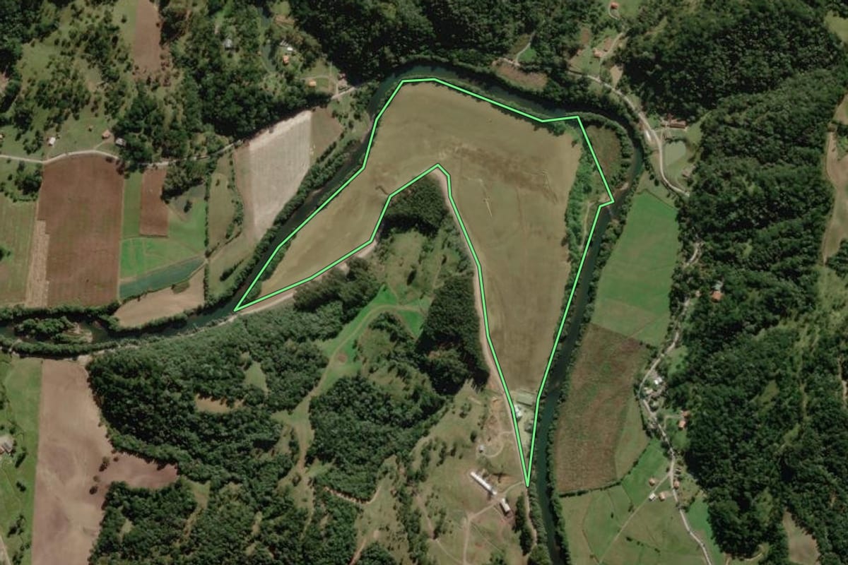 Imagem de satélite do imóvel rural em Urubici (SC), com o contorno declarado no CAR desenhado por cima.