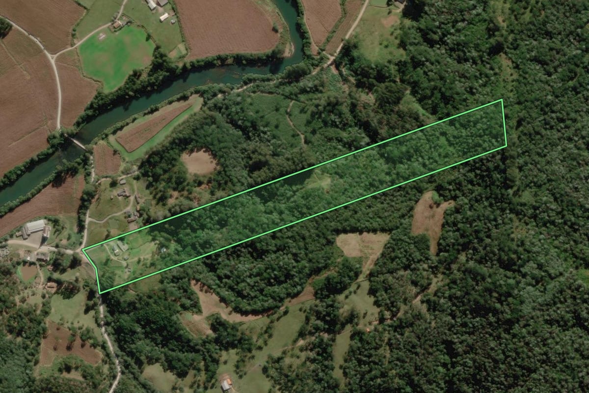 Imagem de satélite do imóvel rural em Urubici (SC), com o contorno declarado no CAR desenhado por cima.