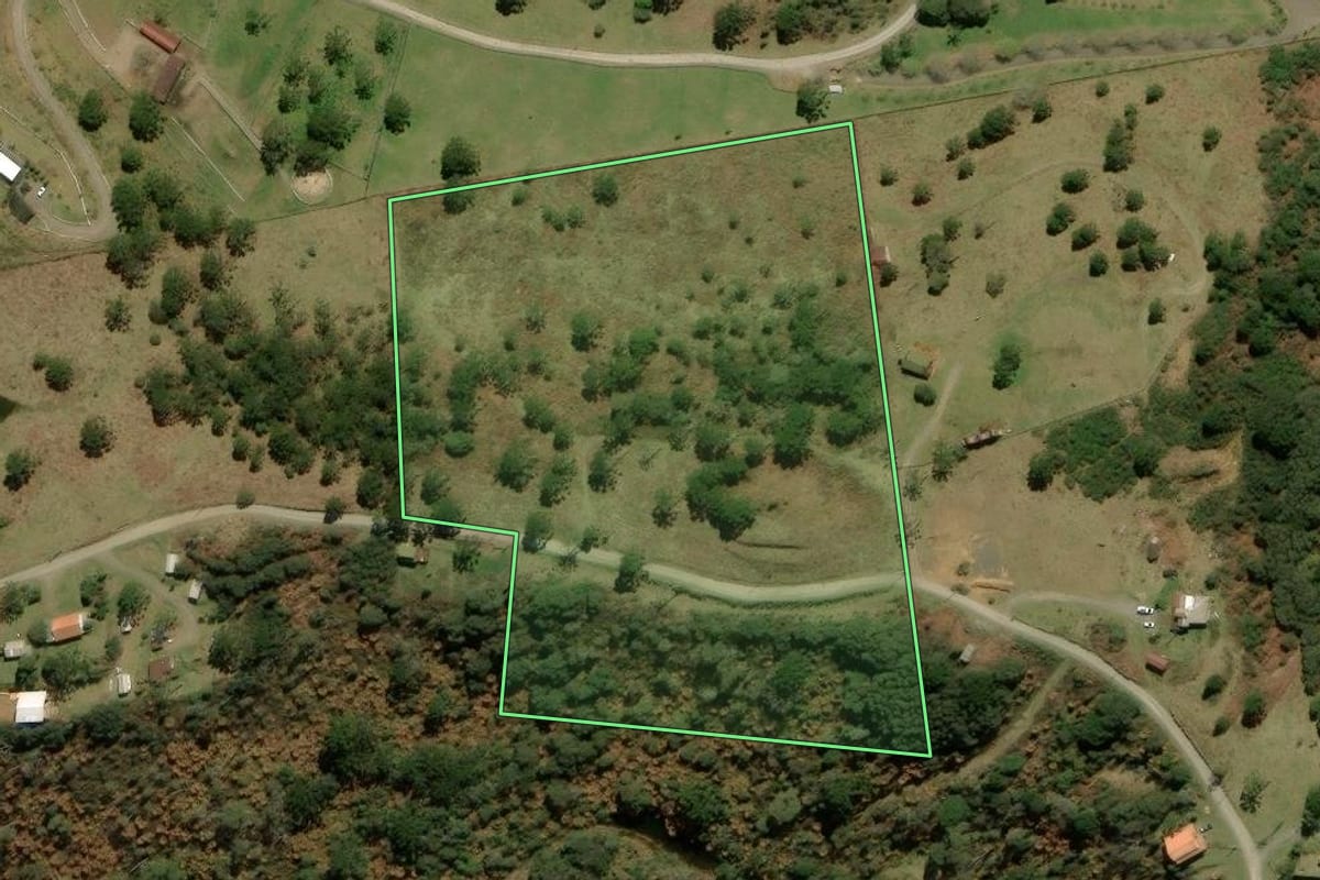 Imagem de satélite do imóvel rural em Urubici (SC), com o contorno declarado no CAR desenhado por cima.