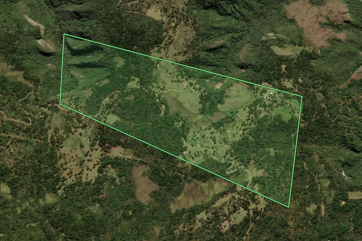 Imagem de satélite do imóvel rural em Urubici (SC), com o contorno declarado no CAR desenhado por cima.