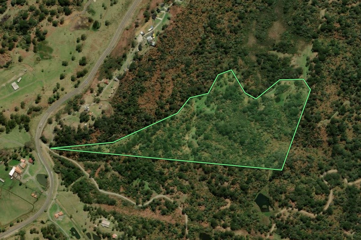 Imagem de satélite do imóvel rural em Urubici (SC), com o contorno declarado no CAR desenhado por cima.