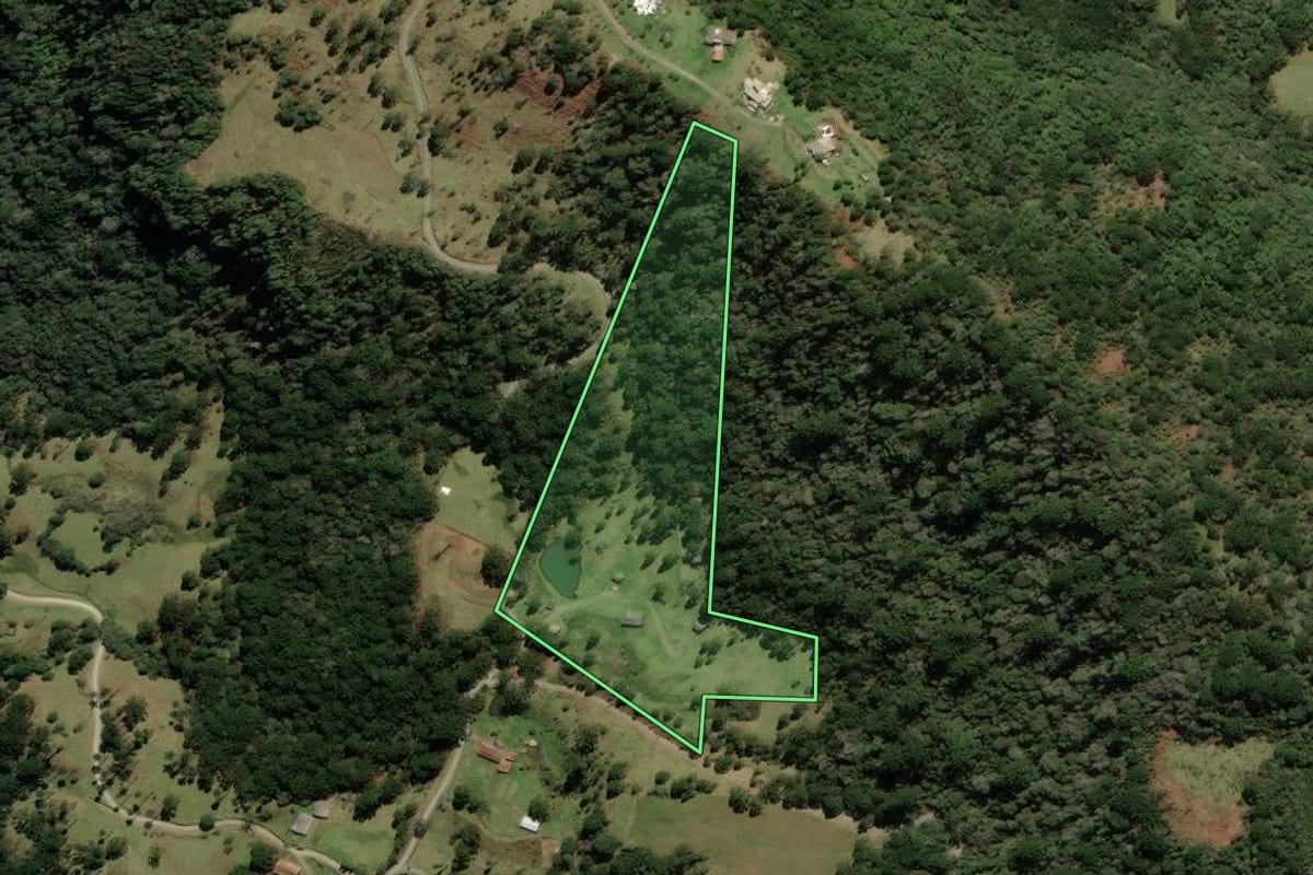 Imagem de satélite do imóvel rural em Urubici (SC), com o contorno declarado no CAR desenhado por cima.