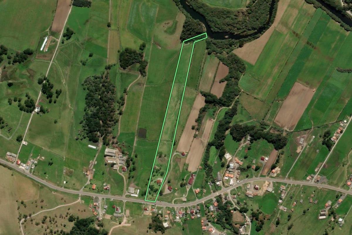 Imagem de satélite do imóvel rural em Urubici (SC), com o contorno declarado no CAR desenhado por cima.