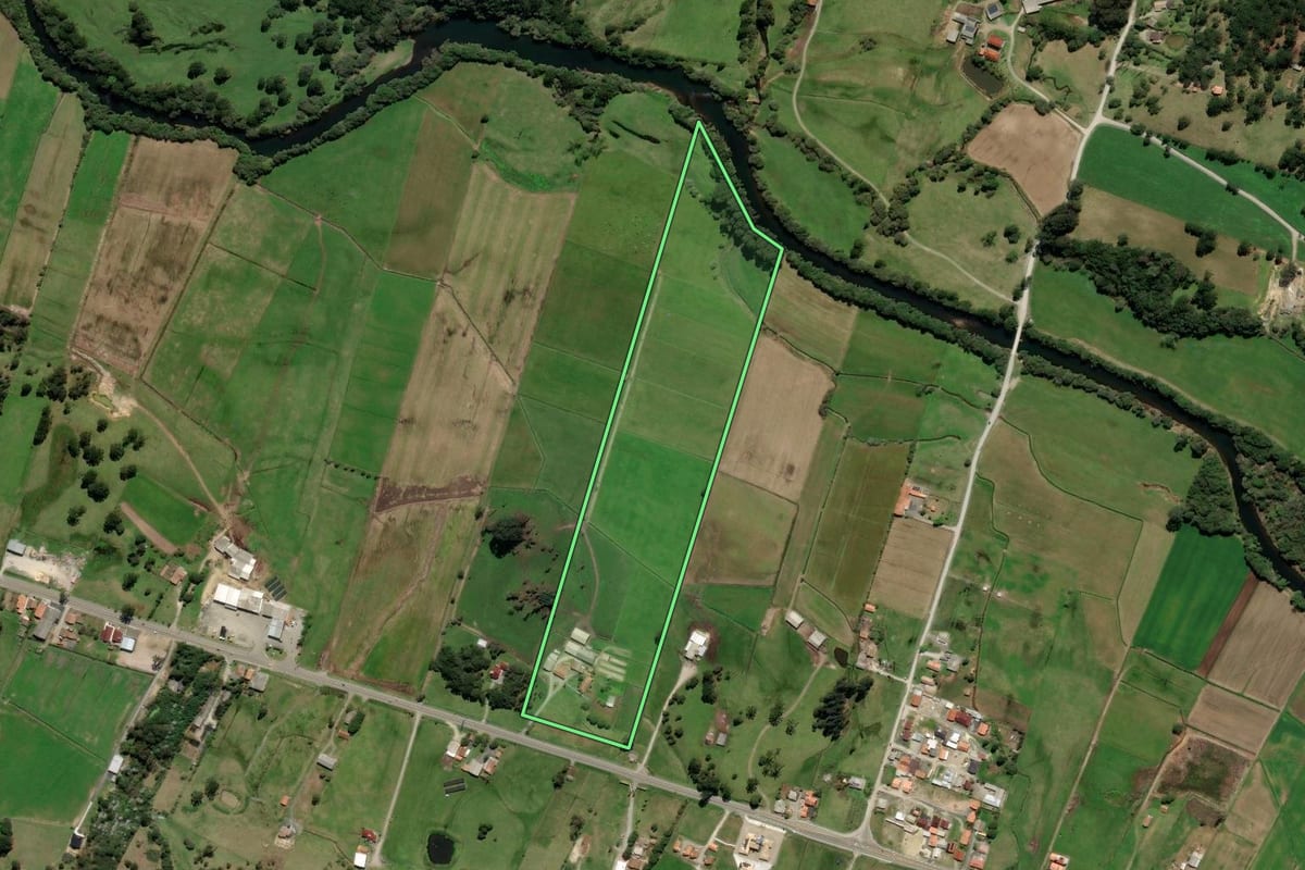 Imagem de satélite do imóvel rural em Urubici (SC), com o contorno declarado no CAR desenhado por cima.