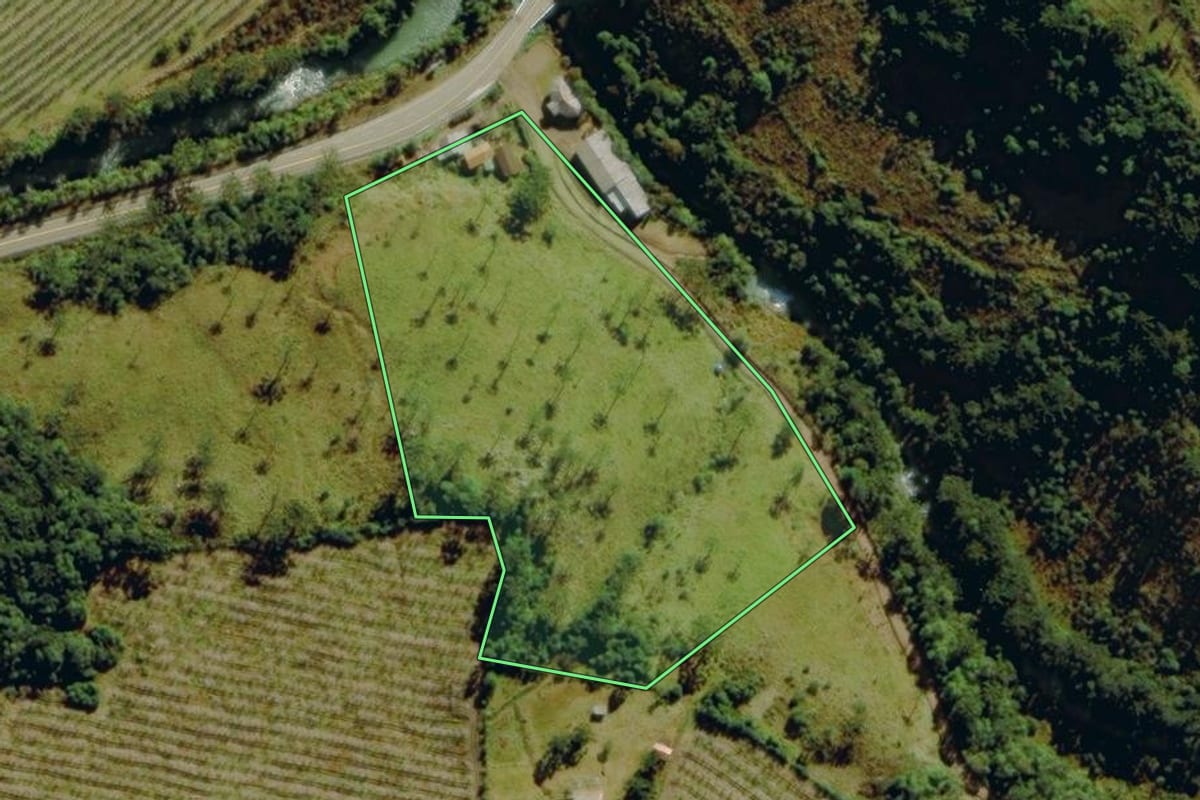 Imagem de satélite do imóvel rural em Urubici (SC), com o contorno declarado no CAR desenhado por cima.
