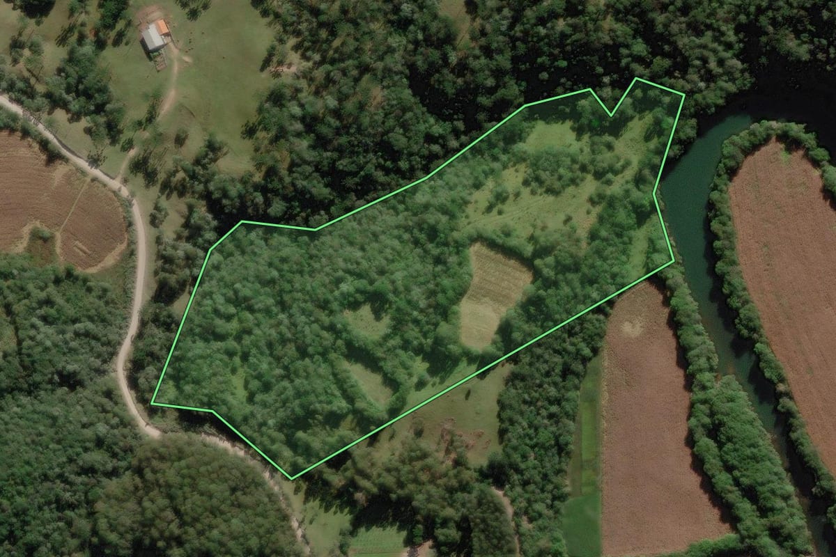 Imagem de satélite do imóvel rural em Urubici (SC), com o contorno declarado no CAR desenhado por cima.