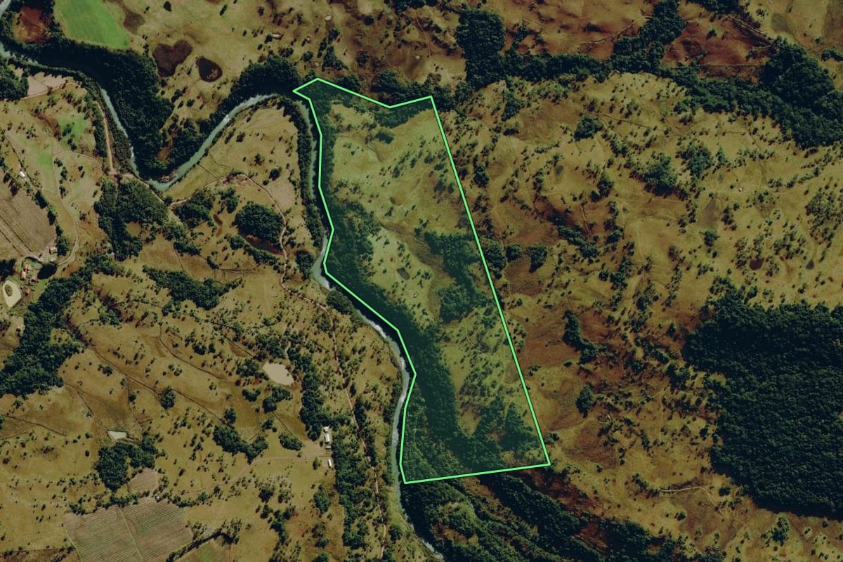 Imagem de satélite do imóvel rural em Urubici (SC), com o contorno declarado no CAR desenhado por cima.