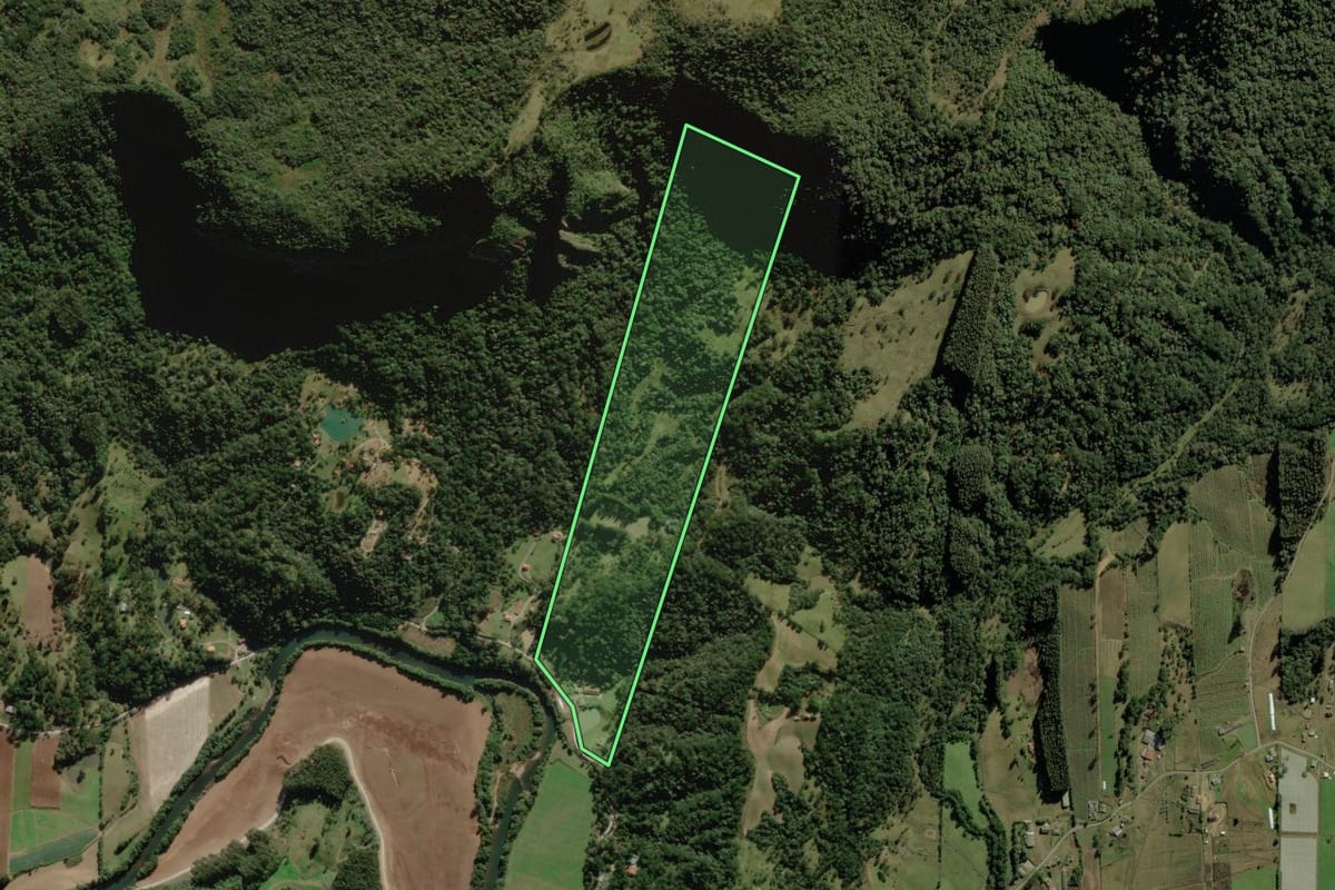 Imagem de satélite do imóvel rural em Urubici (SC), com o contorno declarado no CAR desenhado por cima.