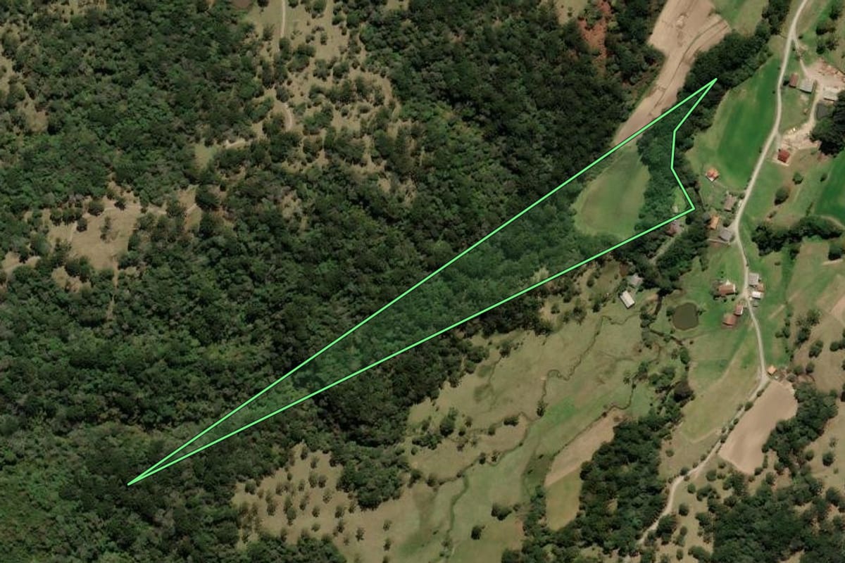 Imagem de satélite do imóvel rural em Urubici (SC), com o contorno declarado no CAR desenhado por cima.