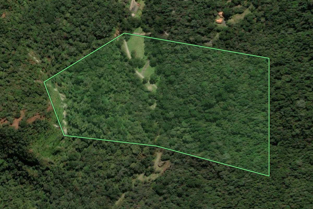 Imagem de satélite do imóvel rural em Urubici (SC), com o contorno declarado no CAR desenhado por cima.