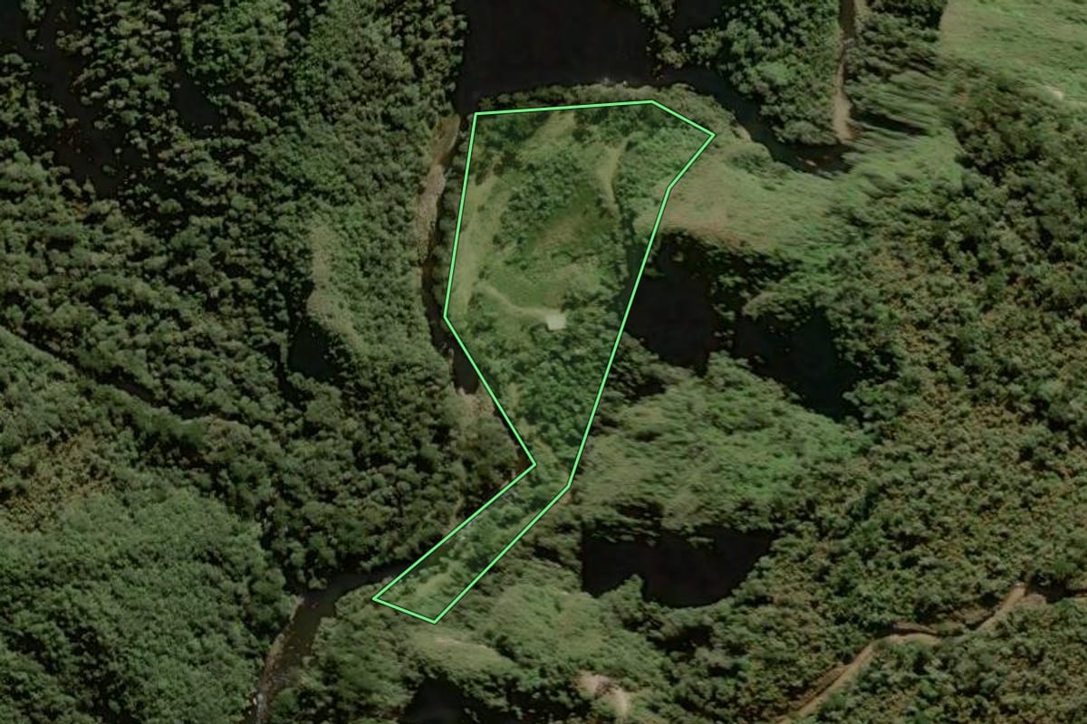 Imagem de satélite do imóvel rural em Urubici (SC), com o contorno declarado no CAR desenhado por cima.