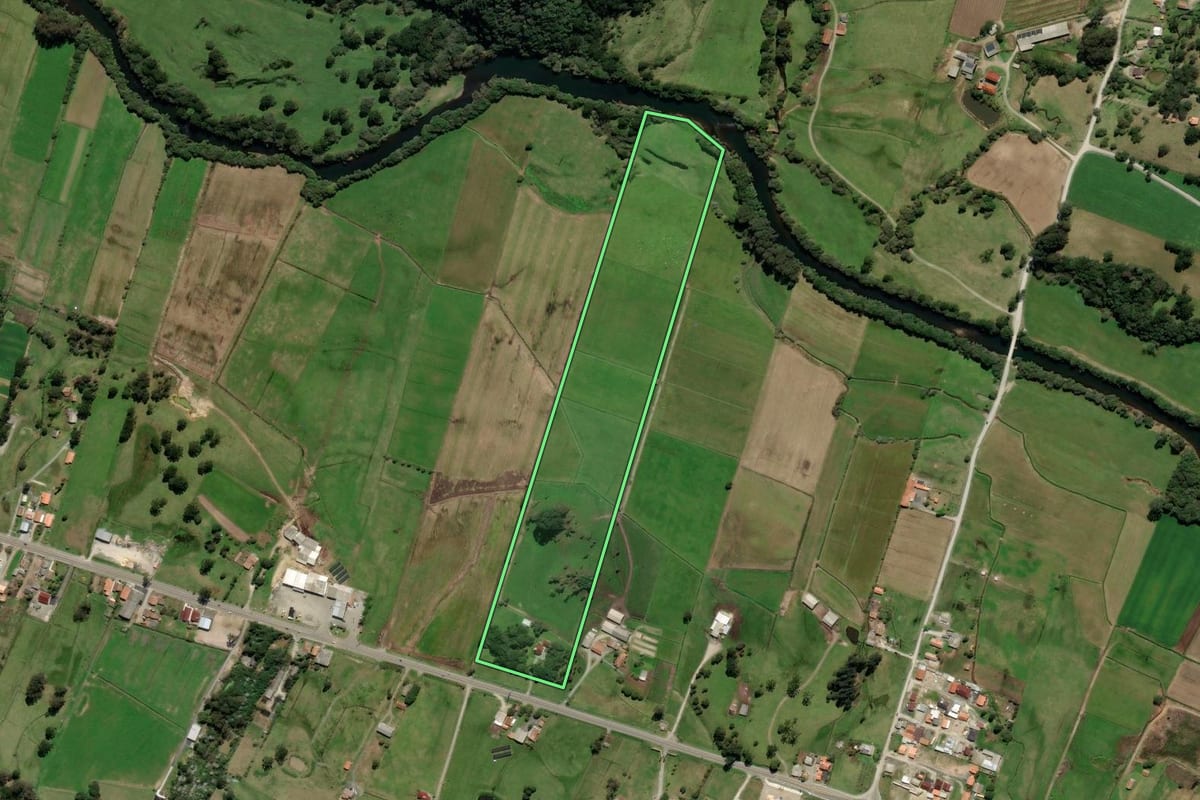 Imagem de satélite do imóvel rural em Urubici (SC), com o contorno declarado no CAR desenhado por cima.