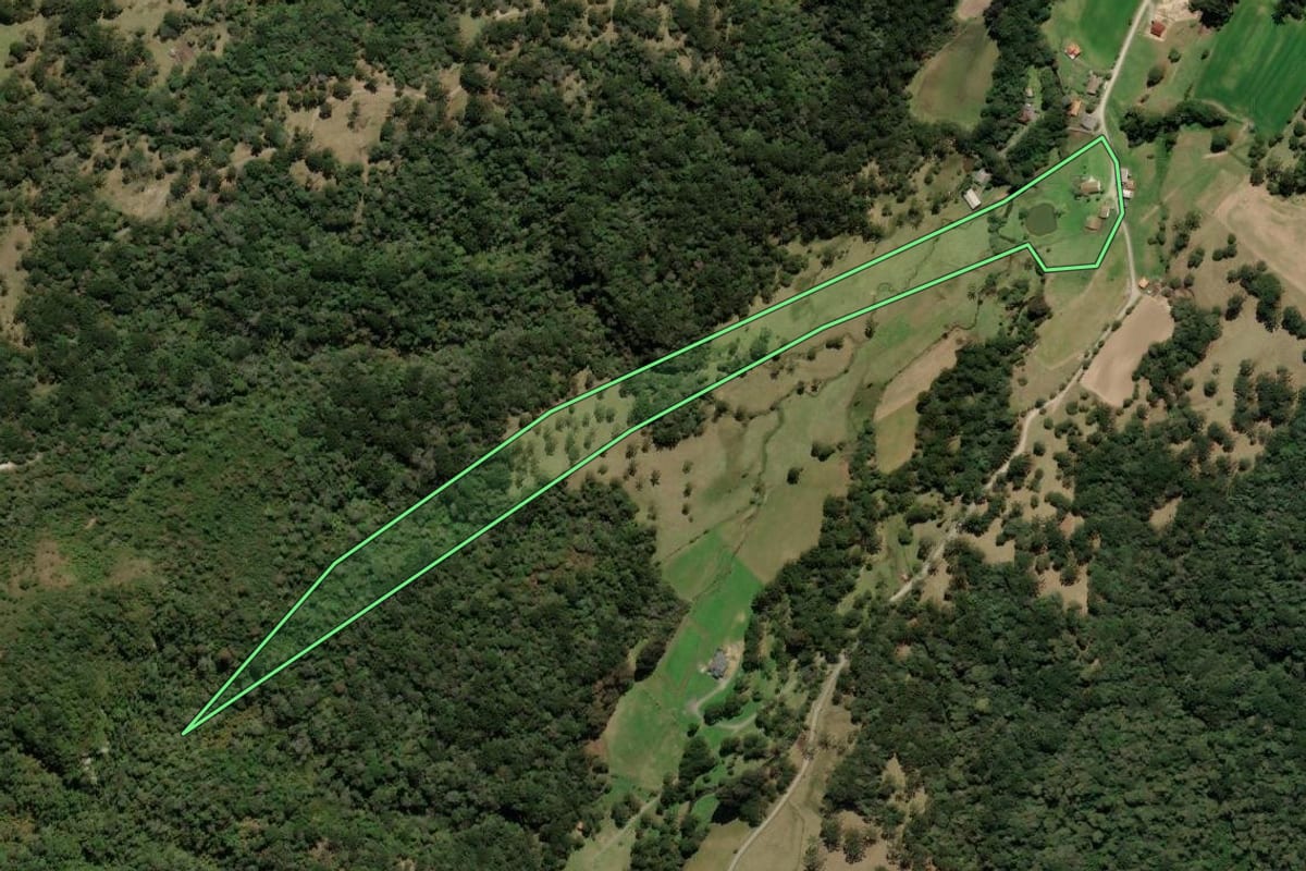 Imagem de satélite do imóvel rural em Urubici (SC), com o contorno declarado no CAR desenhado por cima.
