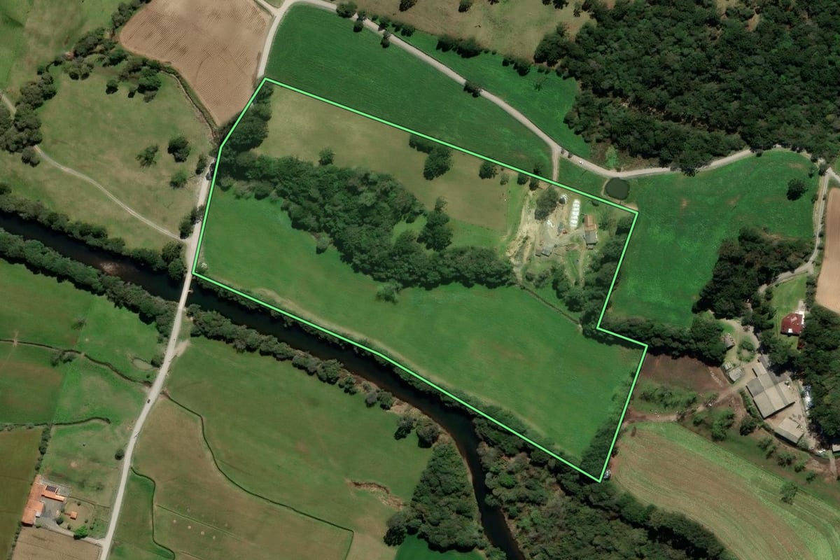 Imagem de satélite do imóvel rural em Urubici (SC), com o contorno declarado no CAR desenhado por cima.