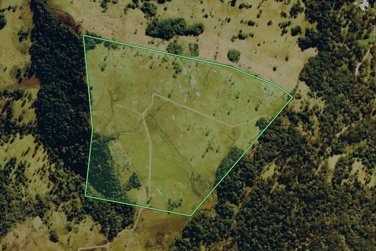 Imagem de satélite do imóvel rural em Urubici (SC), com o contorno declarado no CAR desenhado por cima.