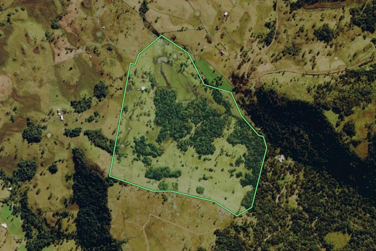 Imagem de satélite do imóvel rural em Urubici (SC), com o contorno declarado no CAR desenhado por cima.