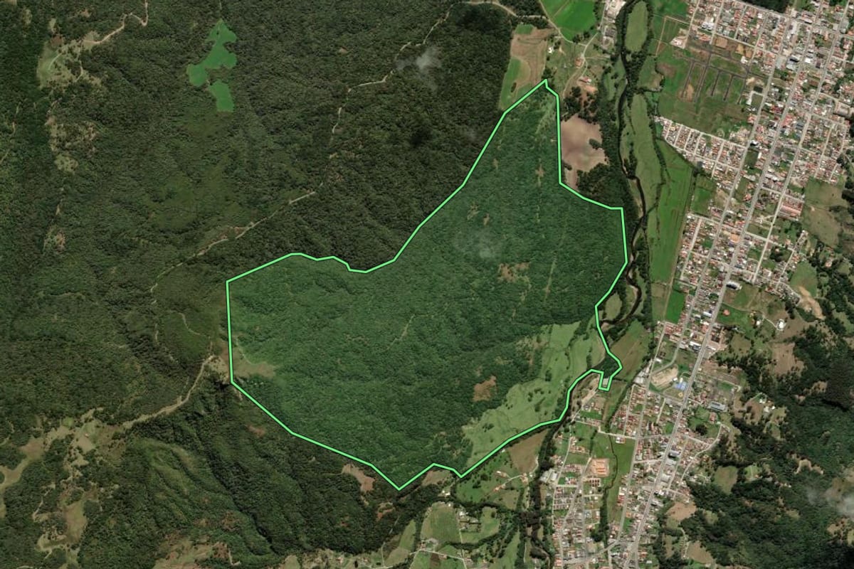 Imagem de satélite do imóvel rural em Urubici (SC), com o contorno declarado no CAR desenhado por cima.