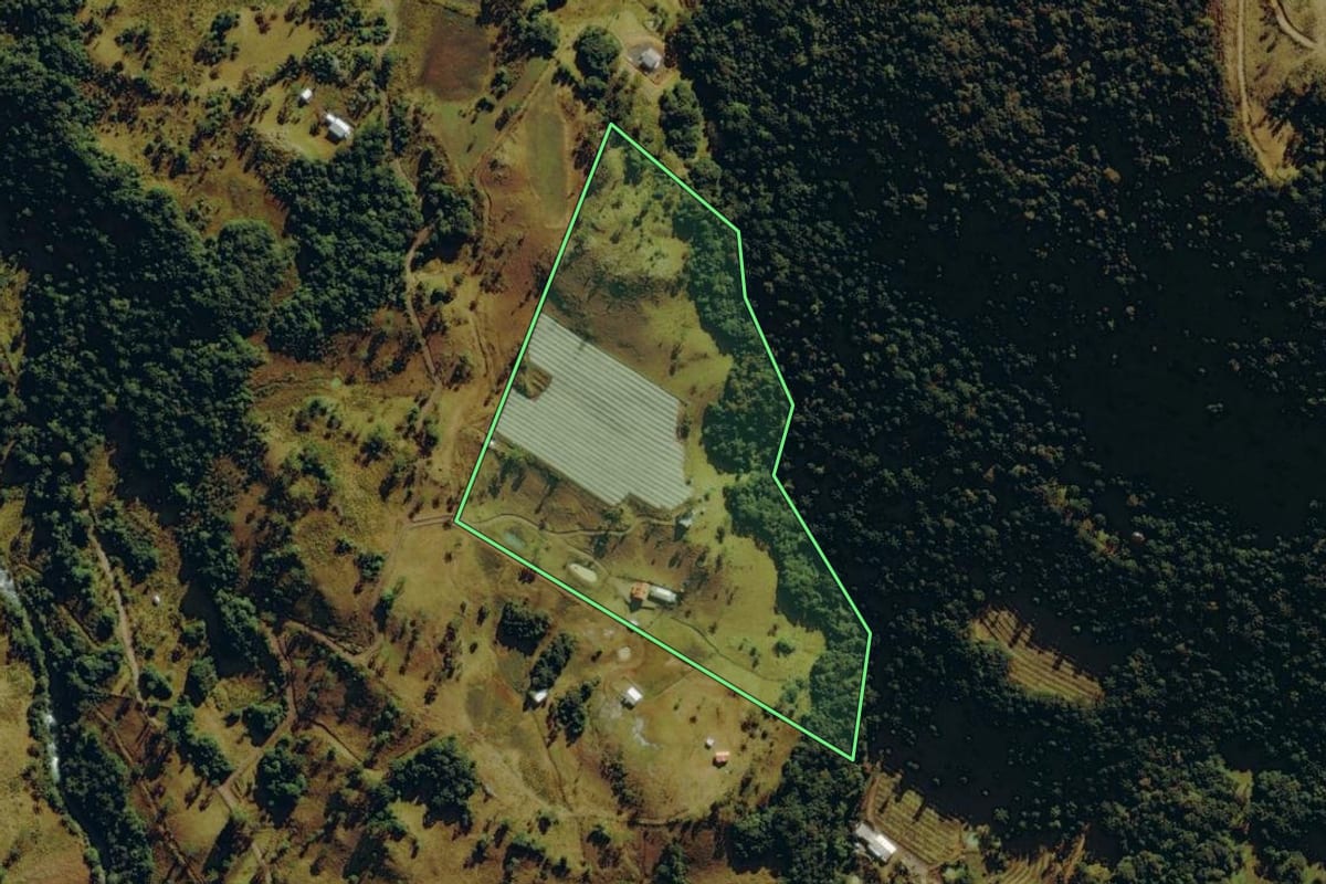Imagem de satélite do imóvel rural em Urubici (SC), com o contorno declarado no CAR desenhado por cima.