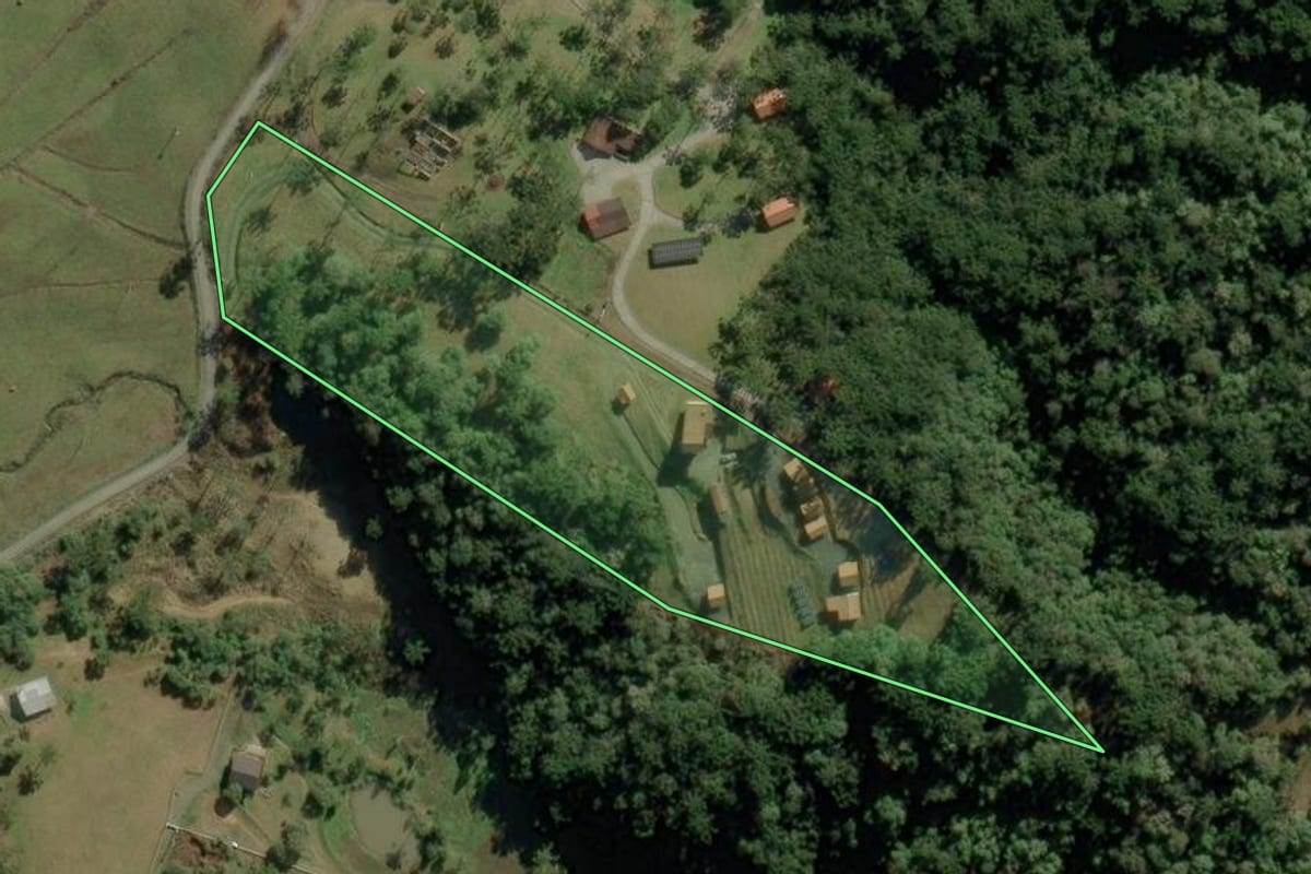 Imagem de satélite do imóvel rural em Urubici (SC), com o contorno declarado no CAR desenhado por cima.