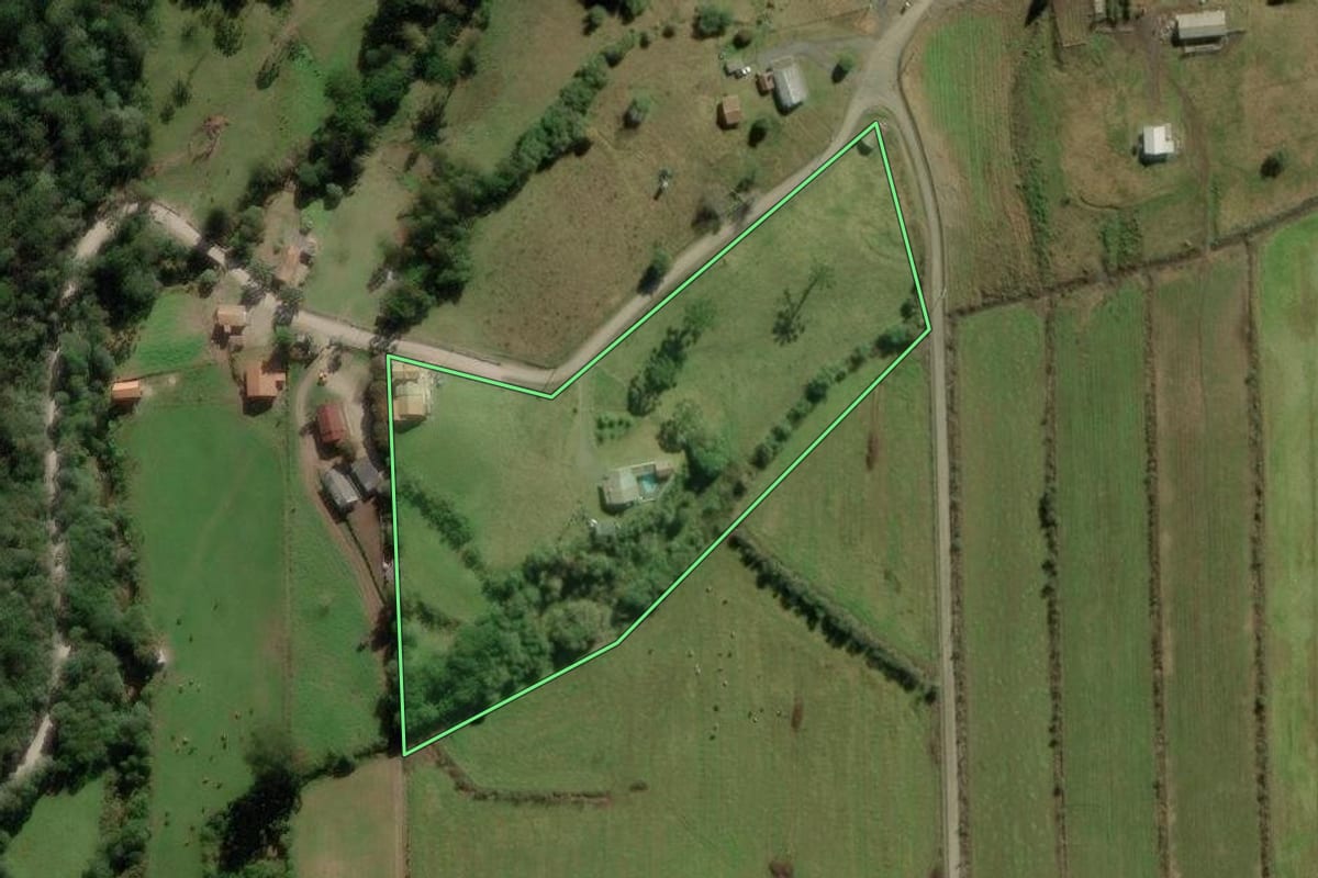 Imagem de satélite do imóvel rural em Urubici (SC), com o contorno declarado no CAR desenhado por cima.